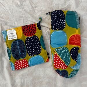 Marimekko oven mitt and potholder set